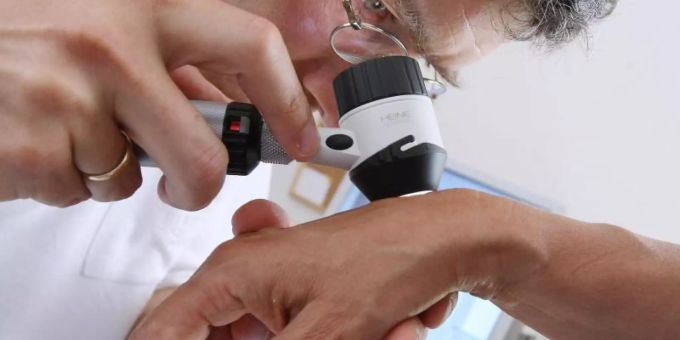 Ein Hautarzt untersucht die Haut einer Patientin bei einer Hautkrebs-Früherkennung. Foto: Karl-Josef Hildenbrand Ein Hautarzt untersucht die Haut einer Patientin bei einer Hautkrebs-Früherkennung. Foto: Karl-Josef Hildenbrand