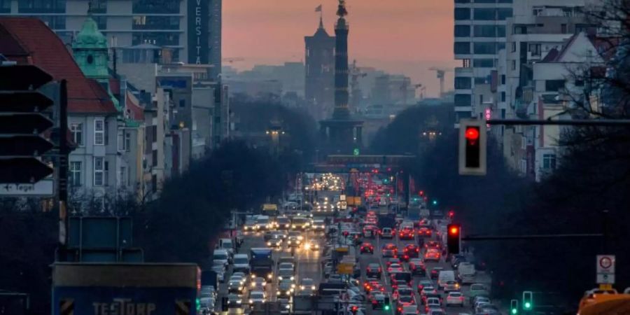 Der morgendliche Berufsverkehr fliesst über den Kaiserdamm in Richtung Berlin Mitte. Foto: Michael Kappeler
