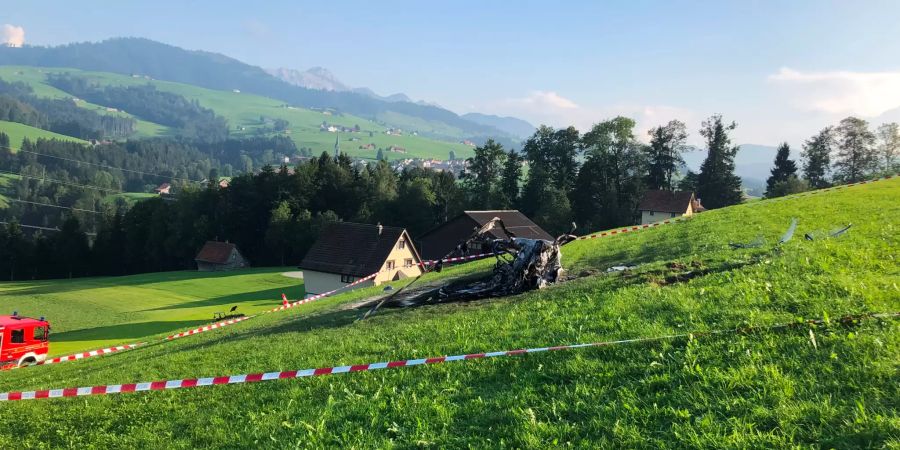 Das Wrack stand nach dem Unglück in Brand. Die Feuerwehr konnte die Flammen löschen.