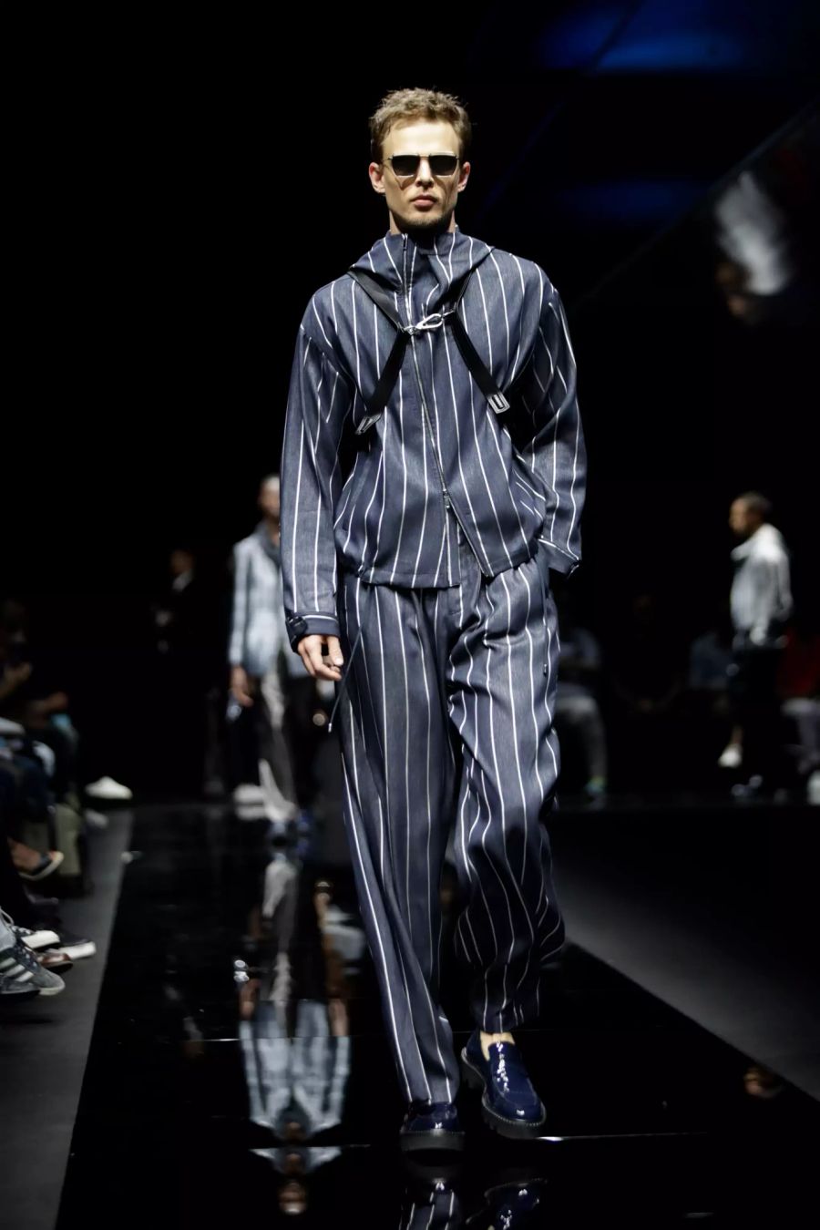 Ein Model trägt eine Kreation der Emporio Armani Herrenkollektion Frühjahr-Sommer 2020.