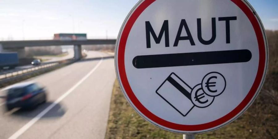 Ein Verkehrsschild weist Autofahrer der Stadtautobahn auf die Mautpflicht für die Passage des Warnowtunnels in Rostock hin. Foto: Jens Büttner