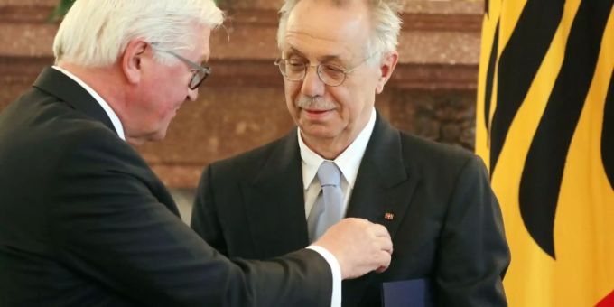 Kosslick (r.) bekommt den Verdienstorden der Bundesrepublik von Bundespräsident Steinmeier Kosslick (r.) bekommt den Verdienstorden der Bundesrepublik von Bundespräsident Steinmeier