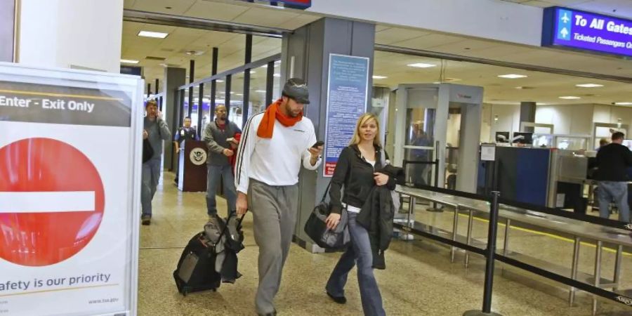 Reisende am Flughafen von Salt Lake City: Antragsteller für ein US-Visum werden künftig auch nach ihren Social-Media-Kontakten gefragt. Foto: George Frey/EPA