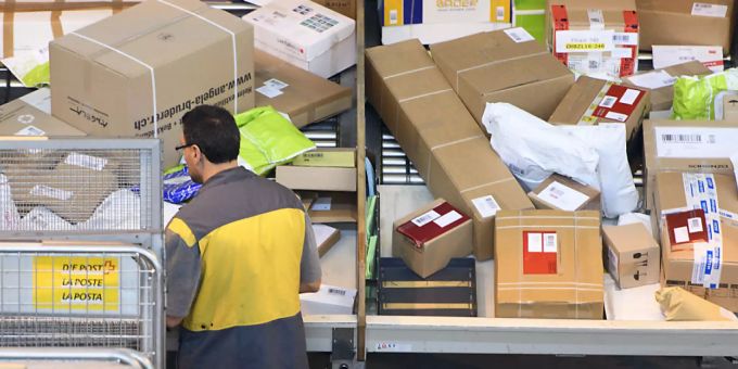 In den Paketzentren der Post wird alles vollautomatisch sortiert: Blick ins Paketzentrum Daillens VD. (Archivbild) Pakete Post