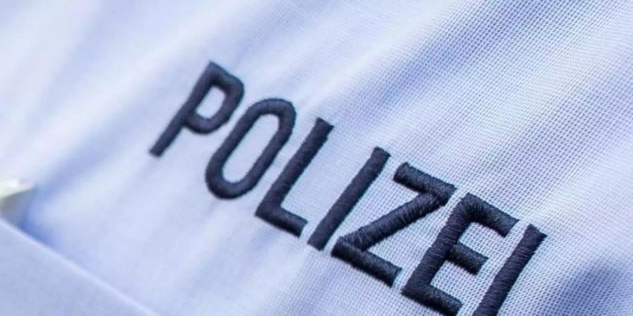 Die Polizei fand bei dem Mann bereits im April eine Pistole mit Schalldämpfer und Munition. Symbolbild: Guido Kirchner Foto: Guido Kirchner