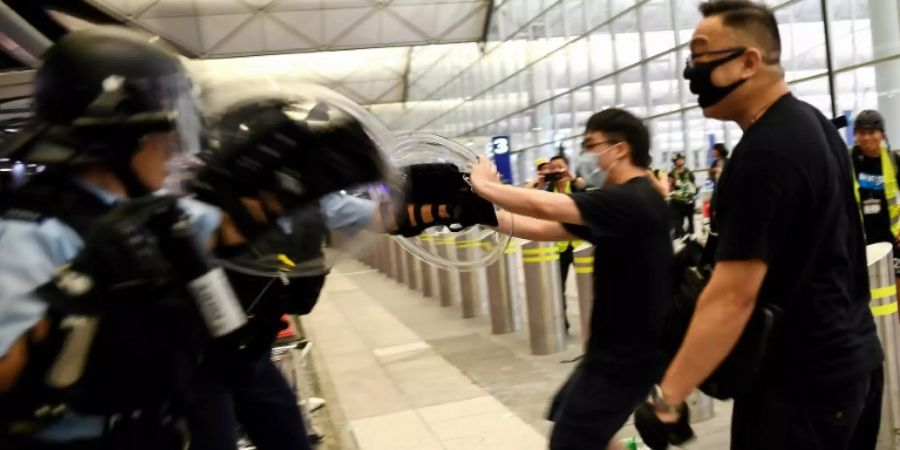 Demonstranten und Polizisten auf Hongkongs Flughafen