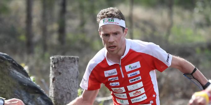 Daniel Hubmann stempelt mit dem Chip am Handgelenk den Posten ab. Daniel Hubmann stempelt mit dem Chip am Handgelenk den Posten ab.