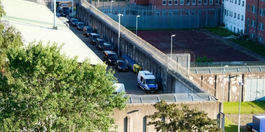 Polizeifahrzeuge an dem Gefängnis