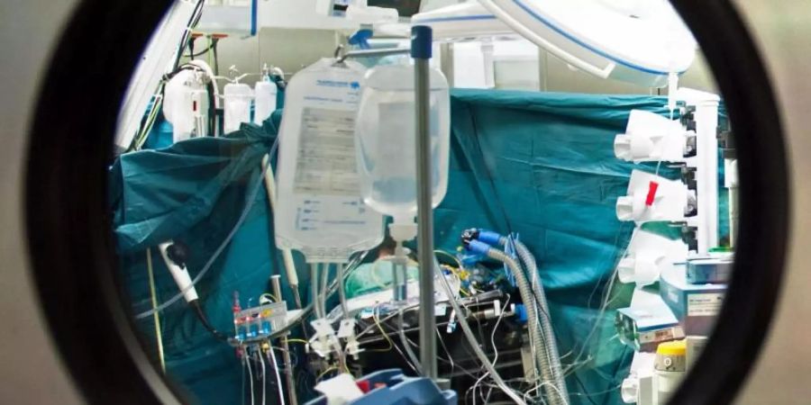 Blick in ein OP-Saal: Chirurgen verhalfen mehreren querschnittgelähmten Patienten mit einem neuen Verfahren zu Arm- und Handbewegungen. Symbolbild: Maurizio Gambarini Foto: Maurizio Gambarini