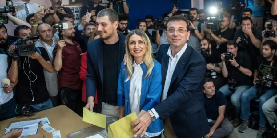 Ekrem Imamoglu bei der Stimmabgabe in Beylikdüzü