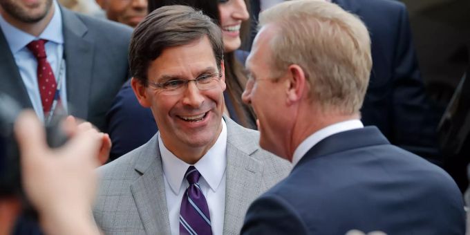 Patrick Shanahan (r) wird von Mark Esper während einer Abschiedszeremonie für Shanahan auf den Stufen des Pentagons begrüsst. Verteidigungsminister