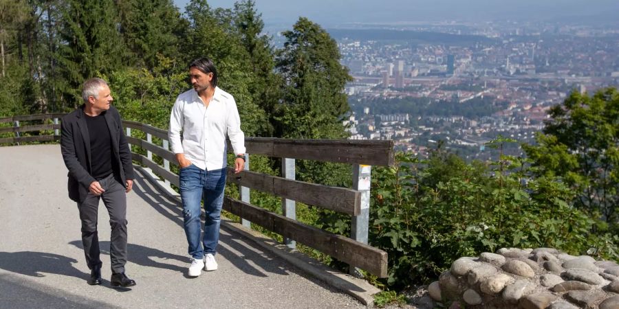 Ruedi Zbinden und Hakan Yakin mit Blick auf die Stadt Zürich.