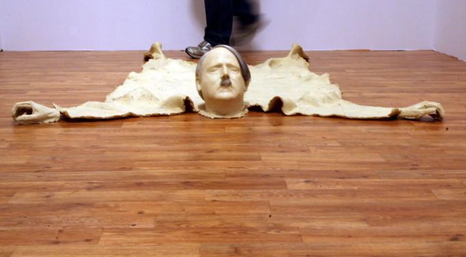 Auch so geht Nazi-Kunst: Die «Art Cologne»-Kunstmesse in Köln mit der Installation «Nazi Hunter's Room» (2007) von Boaz Arad. Kunst