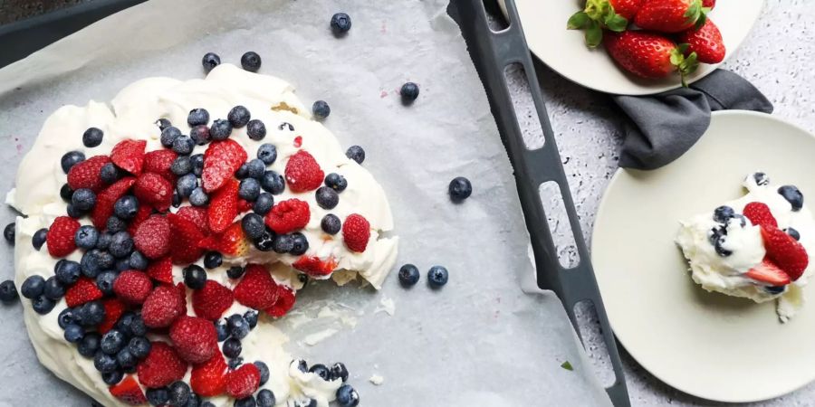 Pavlova mit Beeren Nau kocht