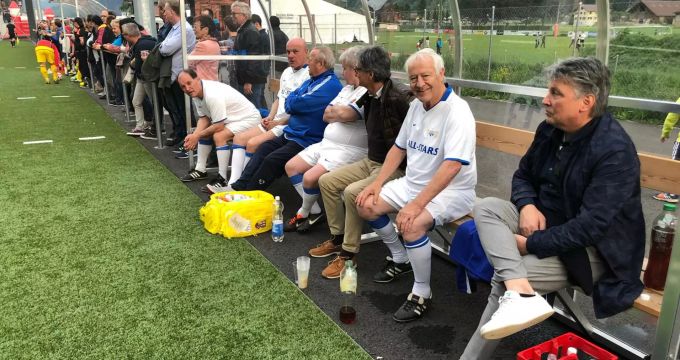 Was für eine Bank! Von links nach rechts: Ponte, Elsener, Burgermeister, R. Müller, Bosco, Müller und Andermatt. FCZ