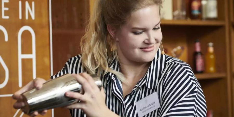 Barfrau Natalie van Wyk von der Bar «Dietrich’s» aus Lübeck errang mit ihrer Kreation den zweiten Platz. Foto: Katja Hiendlmayer/Mixology Magazin für Barkultur/