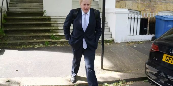 Johnson vor seinem Haus in London Johnson vor seinem Haus in London