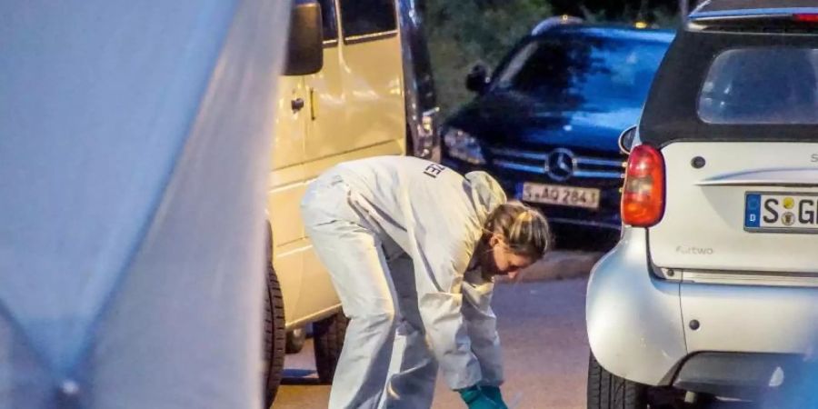 Ein Polizistin der Spurensicherung arbeitet in der Tatnacht am Tatort in Stuttgart-Fasanenhof. Foto: Sven Kohls/SDMG