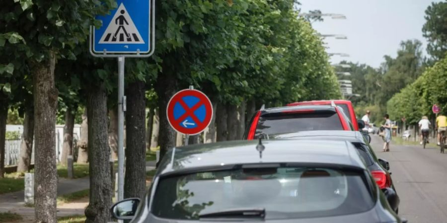 Autos im Halteverbot