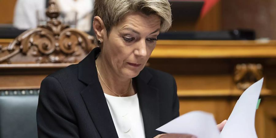 Der Nationalrat will die Zuständigkeit bei Kündigungen von Staatsverträgen im Gesetz regeln; der Bundesrat soll darüber nicht die alleinige Hoheit haben. Dies kann im Hinblick auf die Begrenzungsinitiative von Bedeutung sein.