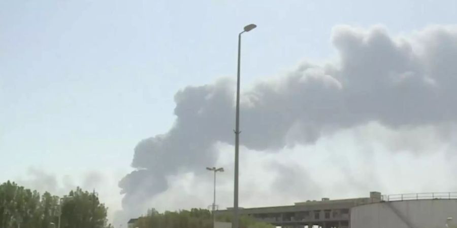 Ein Video-Standbild zeigt Rauchwolken, nachdem mehrere Drohnenangriffe unter anderem die grösste Ölraffinerie in Saudi-Arabien getroffen und Brände ausgelöst haben. Foto: Al-Arabiya/AP