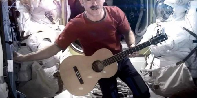 Astronaut Chris Hadfield sang 2013 auf der Internationalen Raumstation ISS seine Version von Bowies "Space Oddity". Foto: Chris Hadfield/CSA/NASA Astronaut Chris Hadfield sang 2013 auf der Internationalen Raumstation ISS seine Version von Bowies "Space Oddity". Foto: Chris Hadfield/CSA/NASA