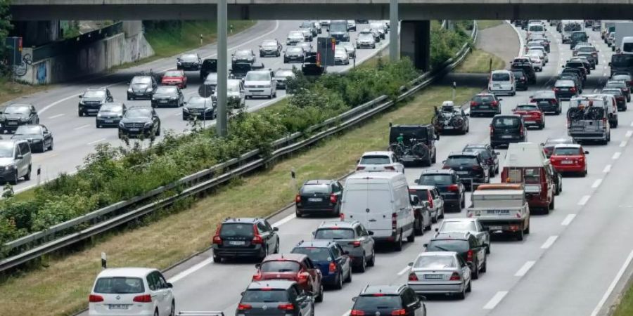 Ferienreiseverkehr staut sich auf der Autobahn A7 vor dem Elbtunnel. Foto: Markus Scholz