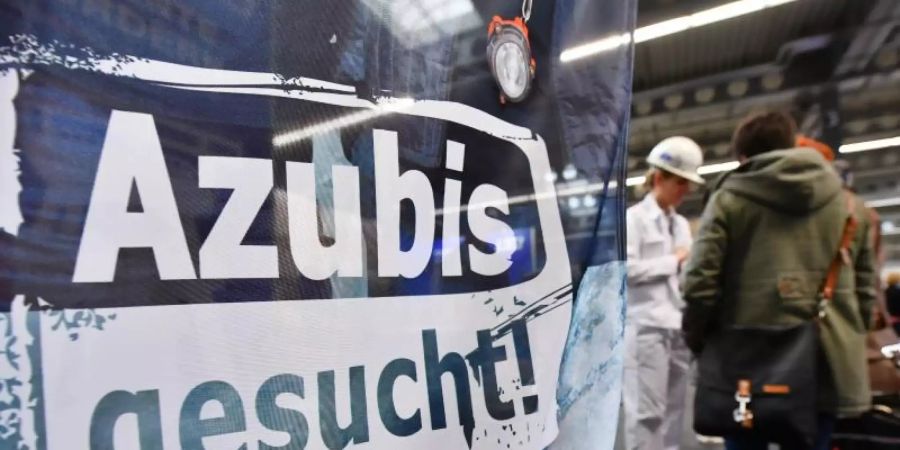 Das war auch schon mal anders in Deutschland: «Azubis gesucht» steht auf einem Banner am Stand einer Firma beim Forum Berufsstart Mitteldeutschland in Erfurt. Foto: Martin Schutt