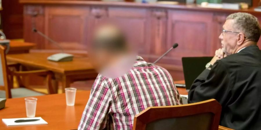 Der Angeklagte mit seinem Verteidiger