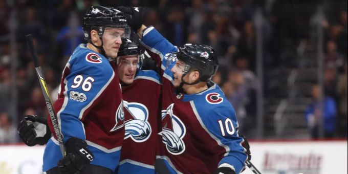 Mikko Rantanen (l.) jubelt mit Sven Andrighetto (r.) und Tyson Barrie. NHL SCB Mikko Rantanen
