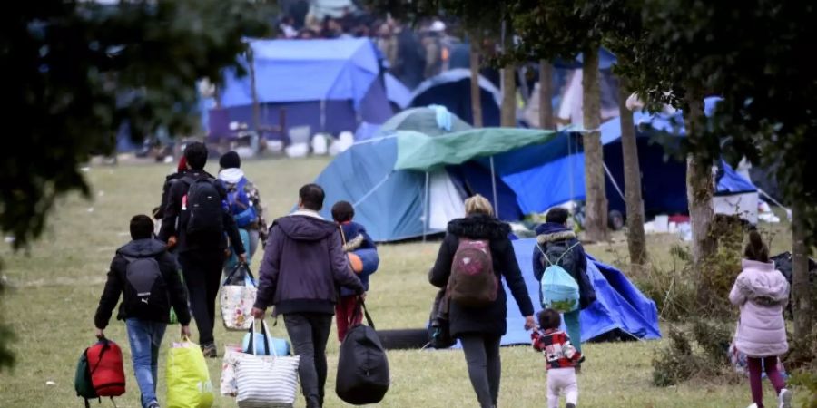 Flüchtlinge verlassen das Lager von Grande-Synthe