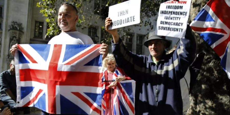 Demonstranten vor dem Obersten Gerichtshof in London