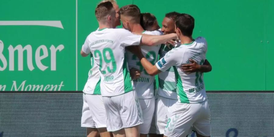 Die Fürther Spieler feiern den Sieg gegen Jahn Regensburg. Foto: Daniel Karmann