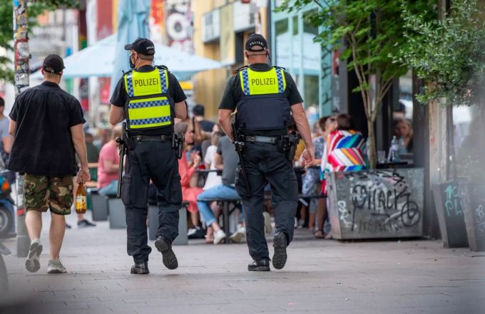 Polizisten kontrollieren im Hamburger Schanzenviertel die Einhaltung des Alkoholverbotes. Beim Amtsgericht Hamburg sind bisher etwa 350 Einspruchsverfahren gegen so genannte Corona-Bussgelder eingeleitet worden. hamburg