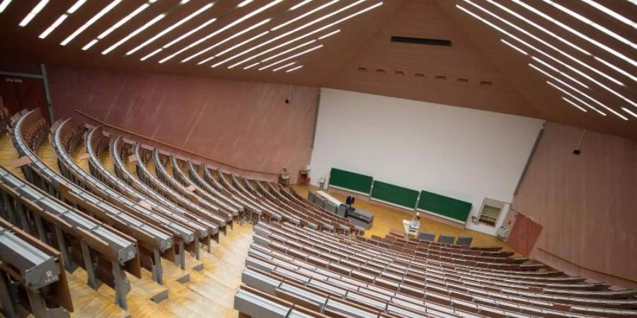 Die Universität Rostock und die Hochschule Neubrandenburg erhöhen die Zahl ihrer Studienplätze für künftige Berufsschullehrer. Foto: Sebastian Gollnow/dpa