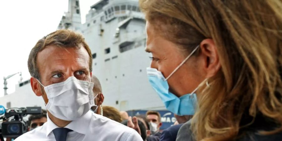 Macron spricht mit Helfern in Beirut