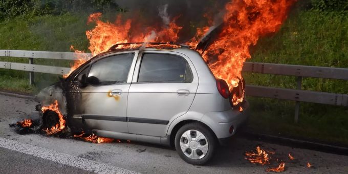 Auf der Autobahn bei Münchwilen TG fing ein Auto Feuer. münchwilen