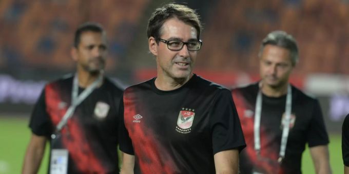 René Weiler als Trainer an der Seitenlinie bei Al-Ahly. René Weiler Al-Ahly