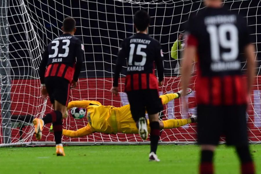 André Silva trifft per Elfmeter zum 1:0.