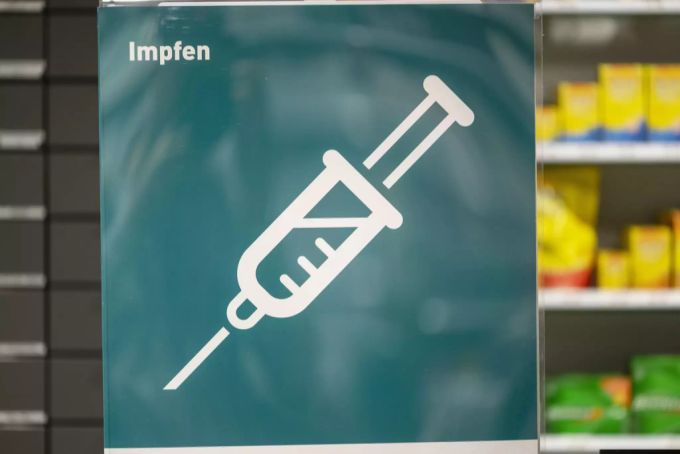 Ein Impfschild in einer Amavita Apotheke. In immer mehr Apotheken kann man sich auch impfen lassen. Impfschild