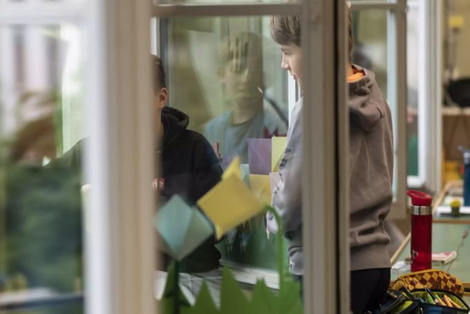 Schüler vor einem offenen Fenster in einer Berner Primarschule. Lüften ist im Kampf gegen das Coronavirus essenziell. Coronavirus