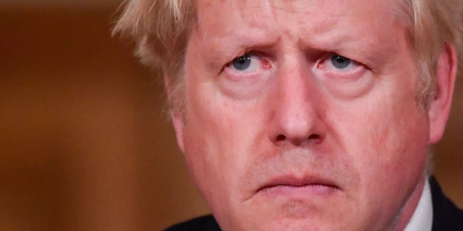 dpatopbilder - Boris Johnson, Premierminister von Grossbritannien, gibt eine Pressekonferenz in der 10 Downing Street. Johnson will einen weiteren nationalen Lockdown verhindern - und setzt dabei auf ein neues dreistufigen Alarmsystem, um so die rapide steigenden Corona-Fallzahlen in England unter Kontrolle zu bringen. Foto: Toby Melville/PA Wire/dpa