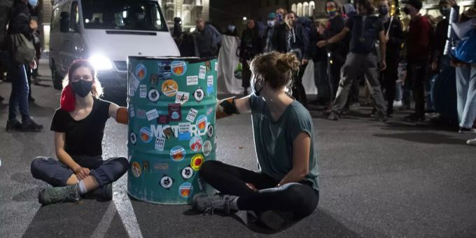 Klimaaktivisten besetzen waehrend ihrer Aktionswoche «Rise up for Change» den Bundesplatz in Bern. klimademo grüne svp