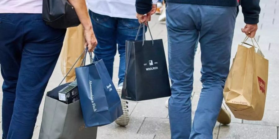Wegen der steigenden Corona-Infektionszahlen kaufen die Menschen in Deutschland weniger ein. Foto: Georg Wendt/dpa