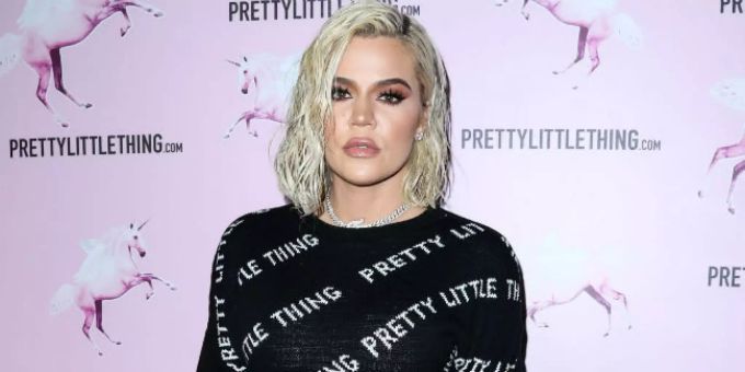 Khloé Kardashian posiert für ein Foto. khloé kardashian