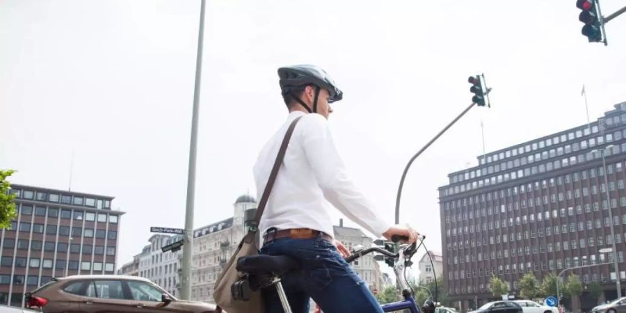 Statt mit Bus oder Bahn fahren nun viele Menschen mit dem Fahrrad zur Arbeit. Laut einer Umfrage möchte eine Teil von ihnen auch nach Corona dabei bleiben. Foto: Christin Klose/dpa-tmn