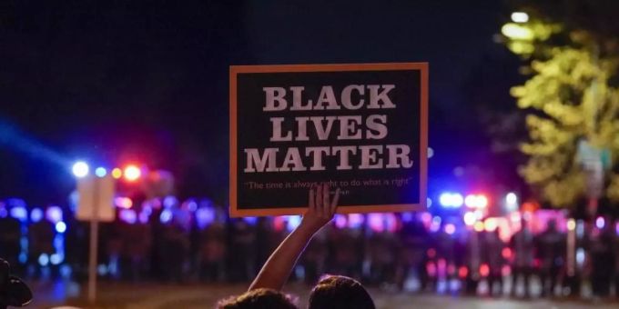 In Wauwatosa stehen sich Demonstranten und Polizisten während gegenüber. Foto: Morry Gash/AP/dpa In Wauwatosa stehen sich Demonstranten und Polizisten während gegenüber. Foto: Morry Gash/AP/dpa