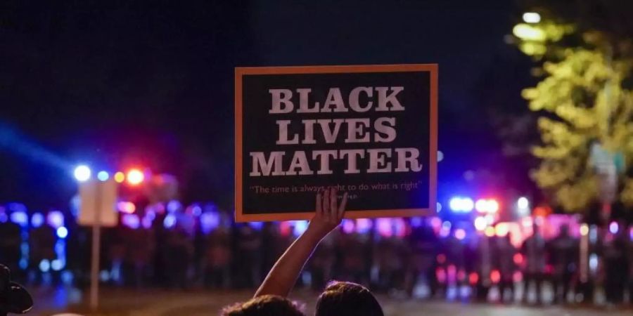 In Wauwatosa stehen sich Demonstranten und Polizisten während gegenüber. Foto: Morry Gash/AP/dpa