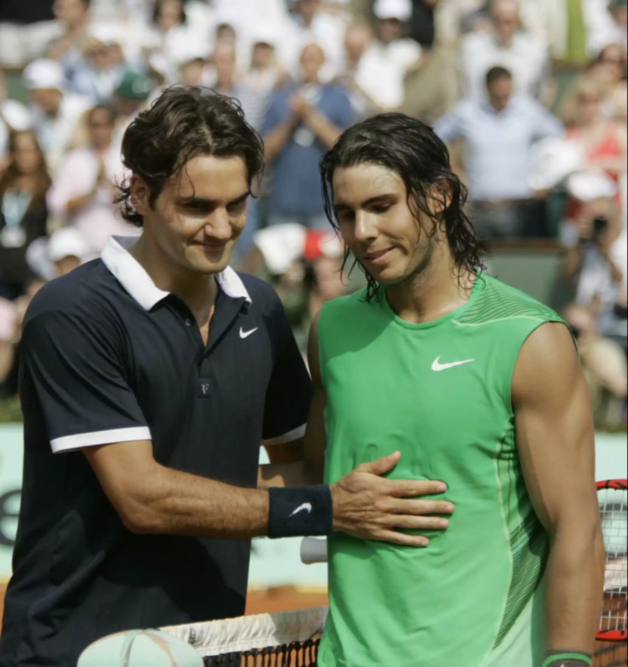 Roger Federer gratuliert Rafael Nadal zu dessen deutlichem Sieg im French-Open-Final 2008.