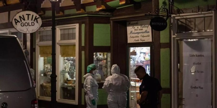 Am Tatort in der Altstadt von Celle werden Spuren gesichert. Foto: Moritz Frankenberg/dpa